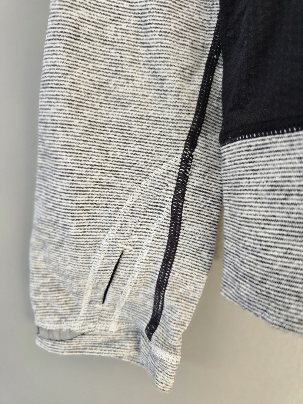 lululemon Gray Striped Full Tilt Long Sleeve Top. Rare Pattern. Size 10 - Picture 4 of 4